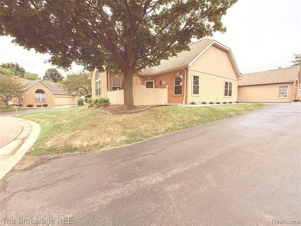 610 Perry Creek Drive, Grand Blanc, MI 48439