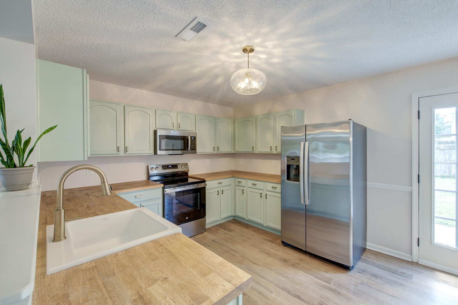 5095 Thornton Drive Photo 4