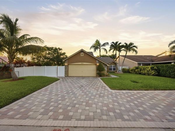 7919 NW 50th St , Lauderhill, FL 33351