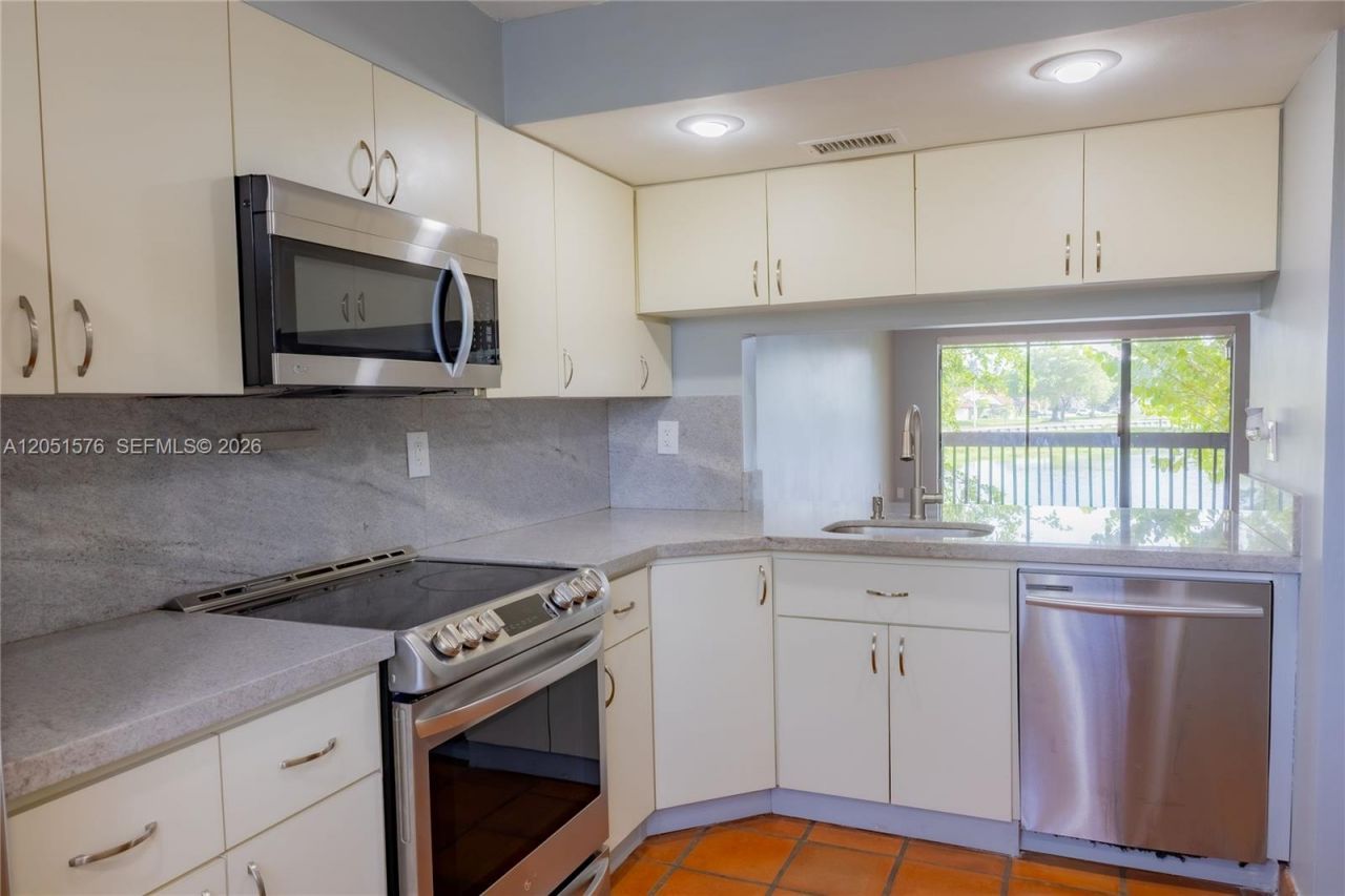 10000 NW 9th St Cir , Unit 21, Miami, FL 33172 Photo