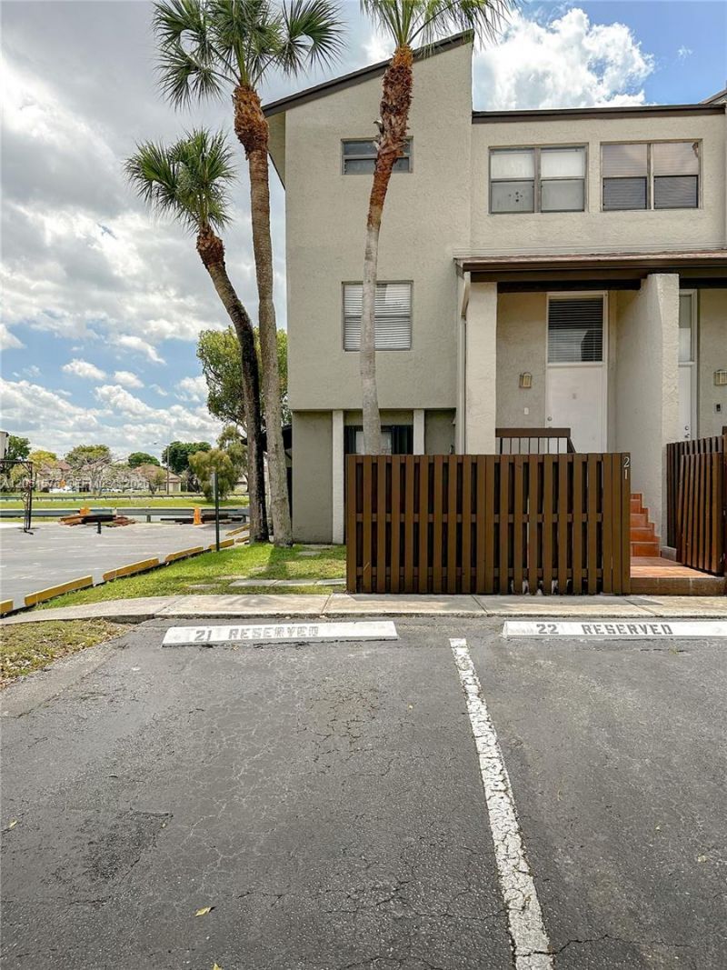 10000 NW 9th St Cir , Unit 21, Miami, FL 33172 Photo