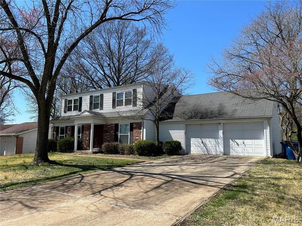 829 Lesparre Drive , St Louis, MO 63141