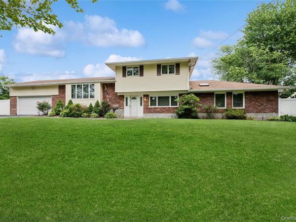 10 Wisteria Way, Commack, NY 11725