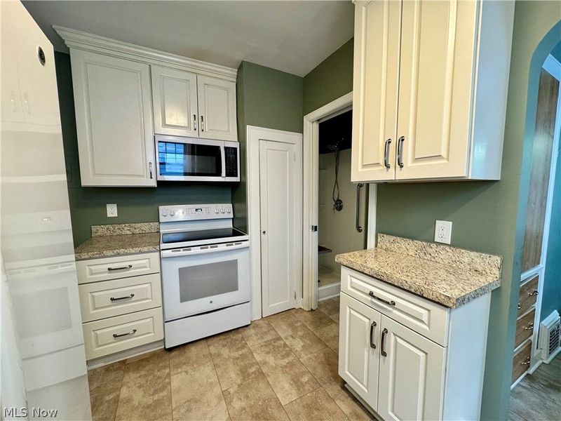 1163 Oxford Road, Cleveland Heights, OH 44121 Photo 12