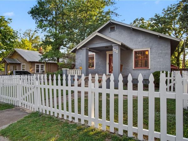 506 N Wright Street , Siloam Springs, AR 72761