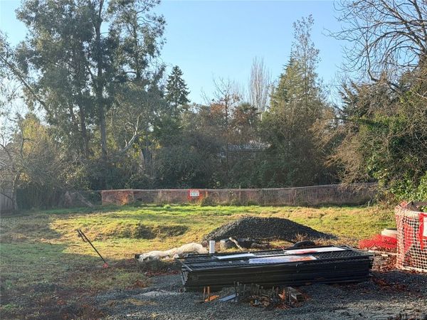 881 Jasmine Ave , Saanich, BC V8Z 2P3