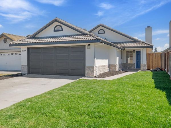 1129 La Mesa St, Escalon, CA 95320