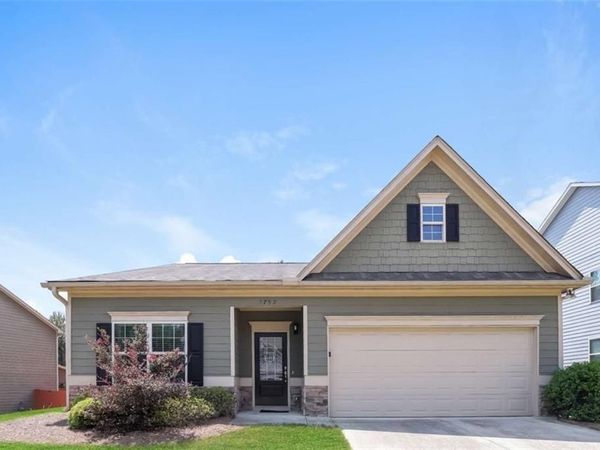 3752 Ridge Street , Flowery Branch, GA 30542