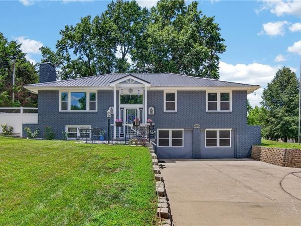 3204 SW Shadow Brook Drive, Blue Springs, MO 64015