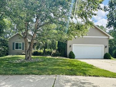 2303 Blue Heron Court, Fenton, MI 48430