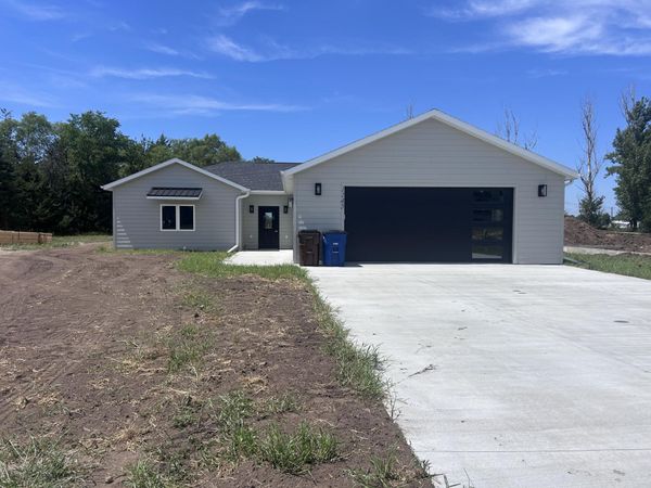  1145 Woods Cir, Mitchell, SD 57301