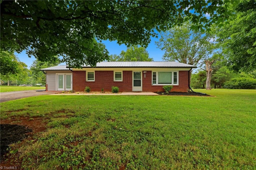 400 John Mcgrady Road, North Wilkesboro, NC 28659 Main Photo