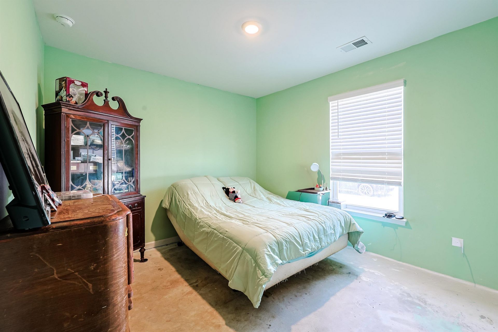 305 Woodcross Court  Photo 16