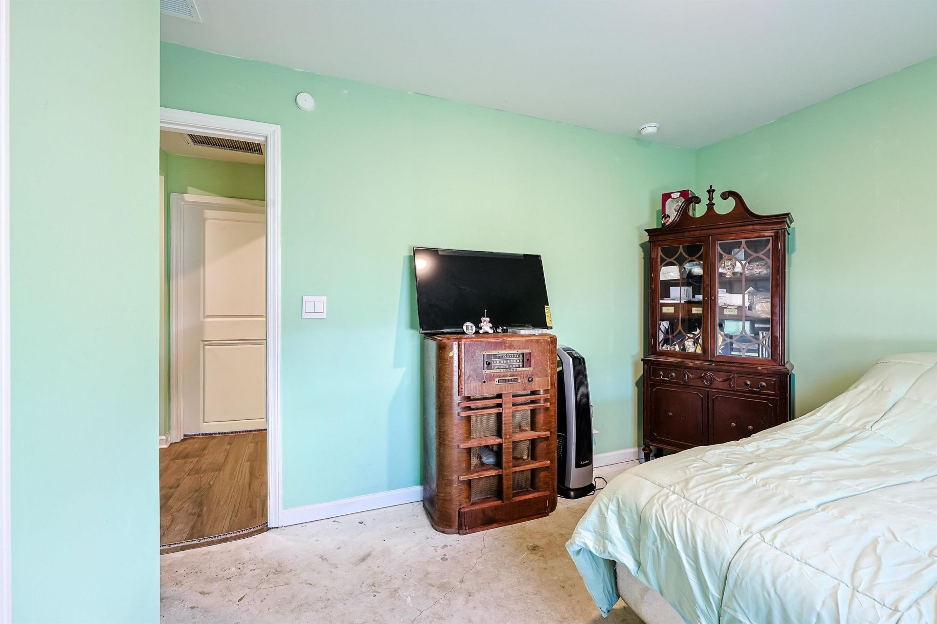 305 Woodcross Court  Photo 17
