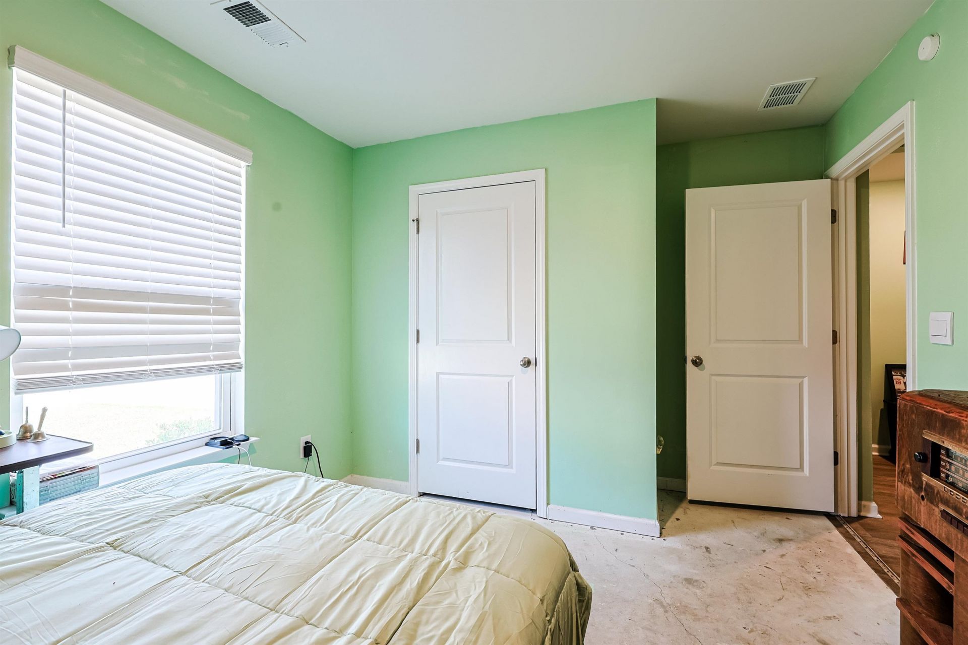 305 Woodcross Court  Photo 18