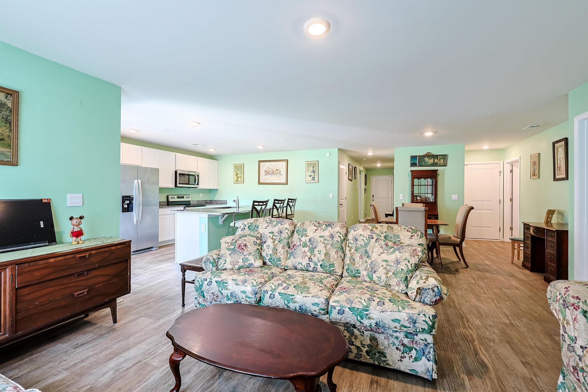305 Woodcross Court  Photo 4