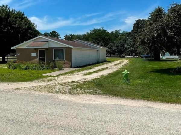 915 Washington Street, Lamont, IA 50650