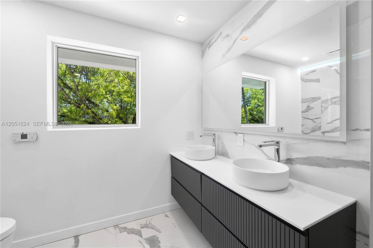 5824 Alton Rd, Miami Beach, FL 33140 Photo