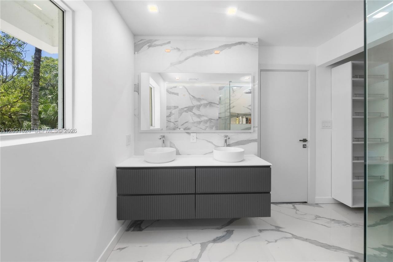 5824 Alton Rd, Miami Beach, FL 33140 Photo