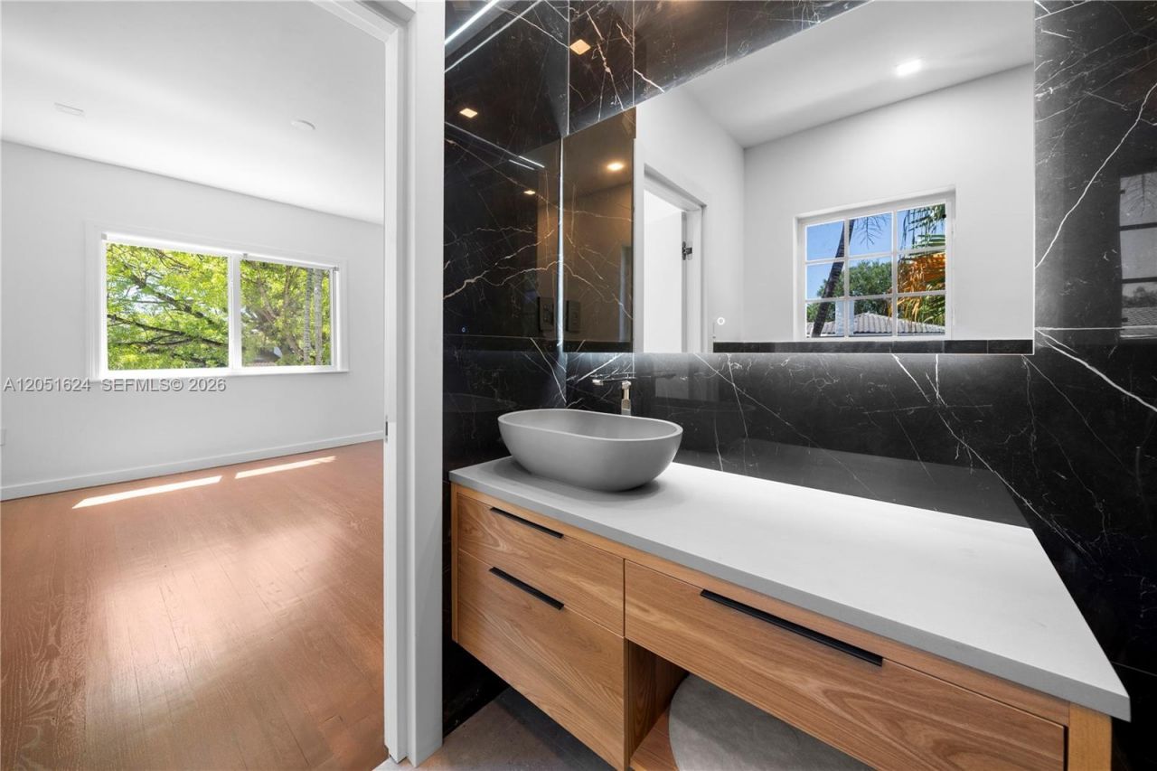 5824 Alton Rd, Miami Beach, FL 33140 Photo