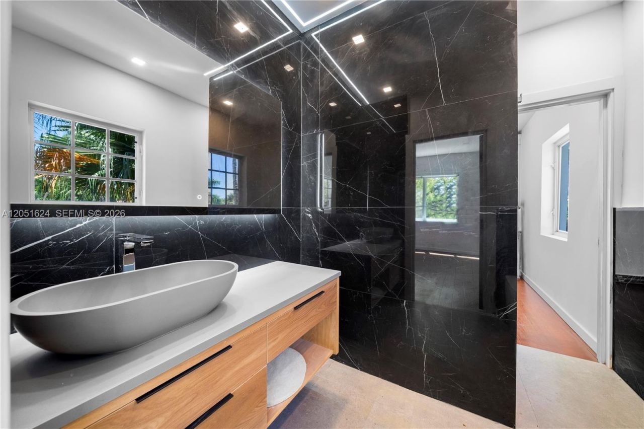 5824 Alton Rd, Miami Beach, FL 33140 Photo