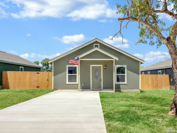 808 E 6TH ST, Nixon, TX 78140