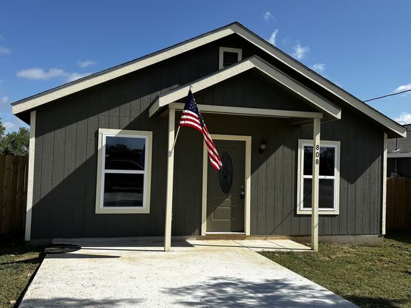 808 E 6TH ST, Nixon, TX 78140