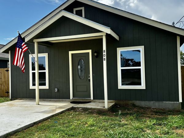 808 E 6TH ST, Nixon, TX 78140