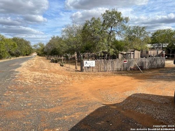 326 W PR 324, Jourdanton, TX 78026