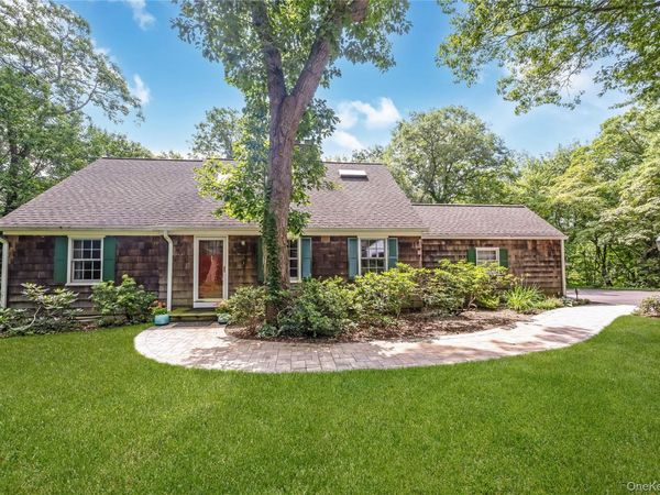 8 Arosa Court , Greenlawn, NY 11740