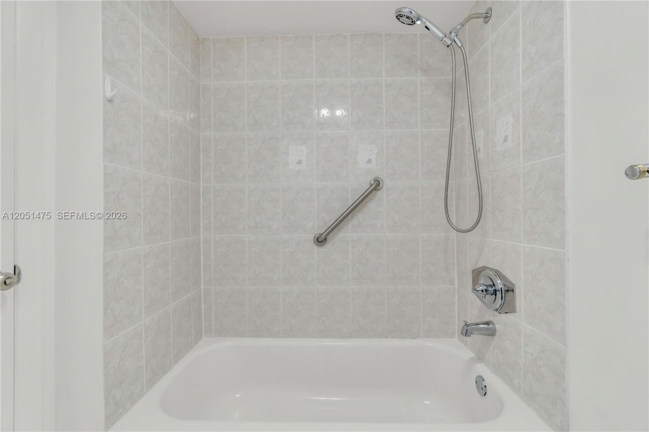 20515 E Country Club Dr , Unit 248, Aventura, FL 33180 Photo