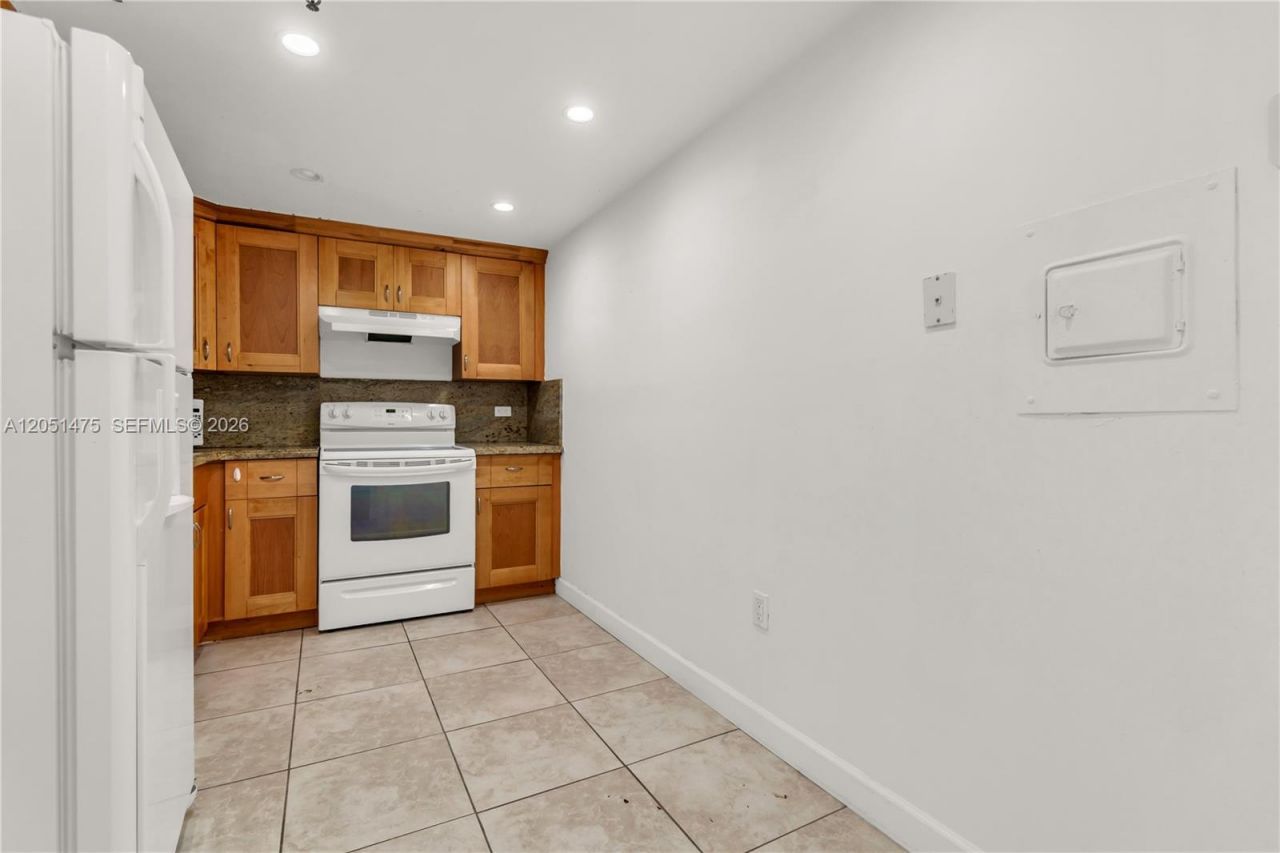 20515 E Country Club Dr , Unit 248, Aventura, FL 33180 Photo