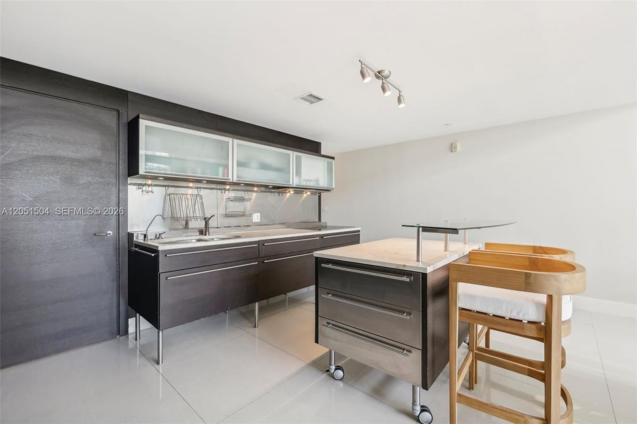 6000 Collins Ave , Unit 306, Miami Beach, FL 33140 Photo