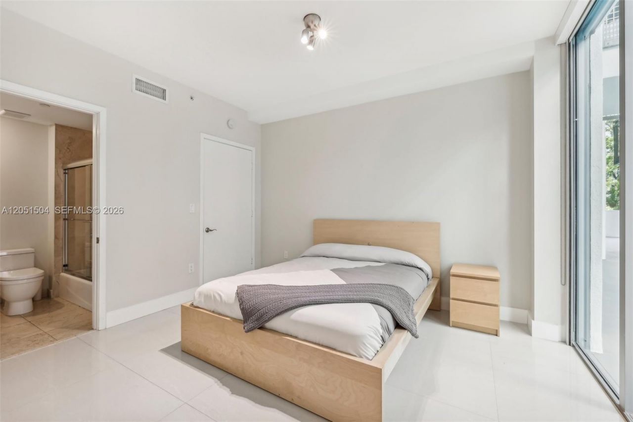 6000 Collins Ave , Unit 306, Miami Beach, FL 33140 Photo