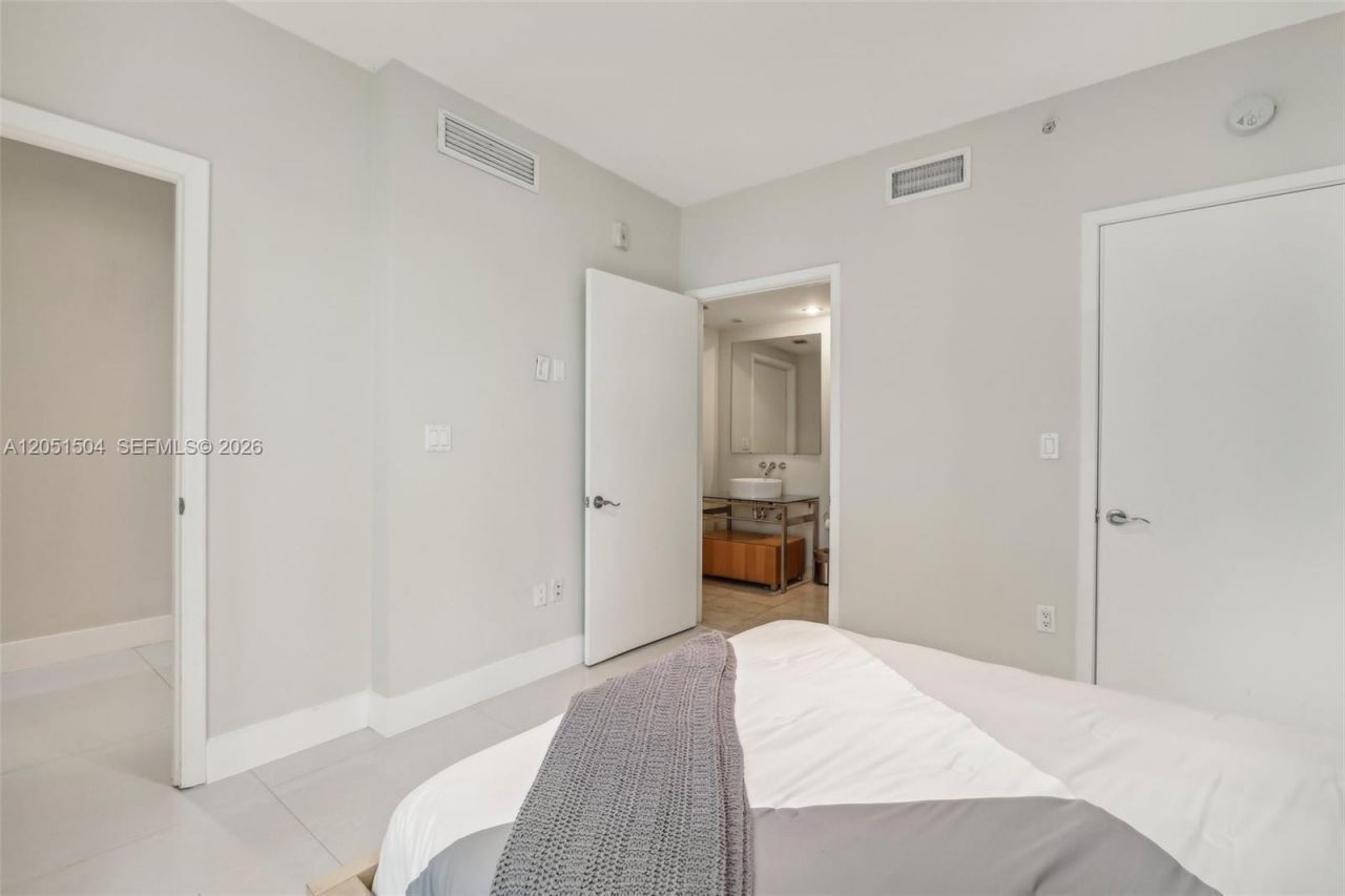 6000 Collins Ave , Unit 306, Miami Beach, FL 33140 Photo