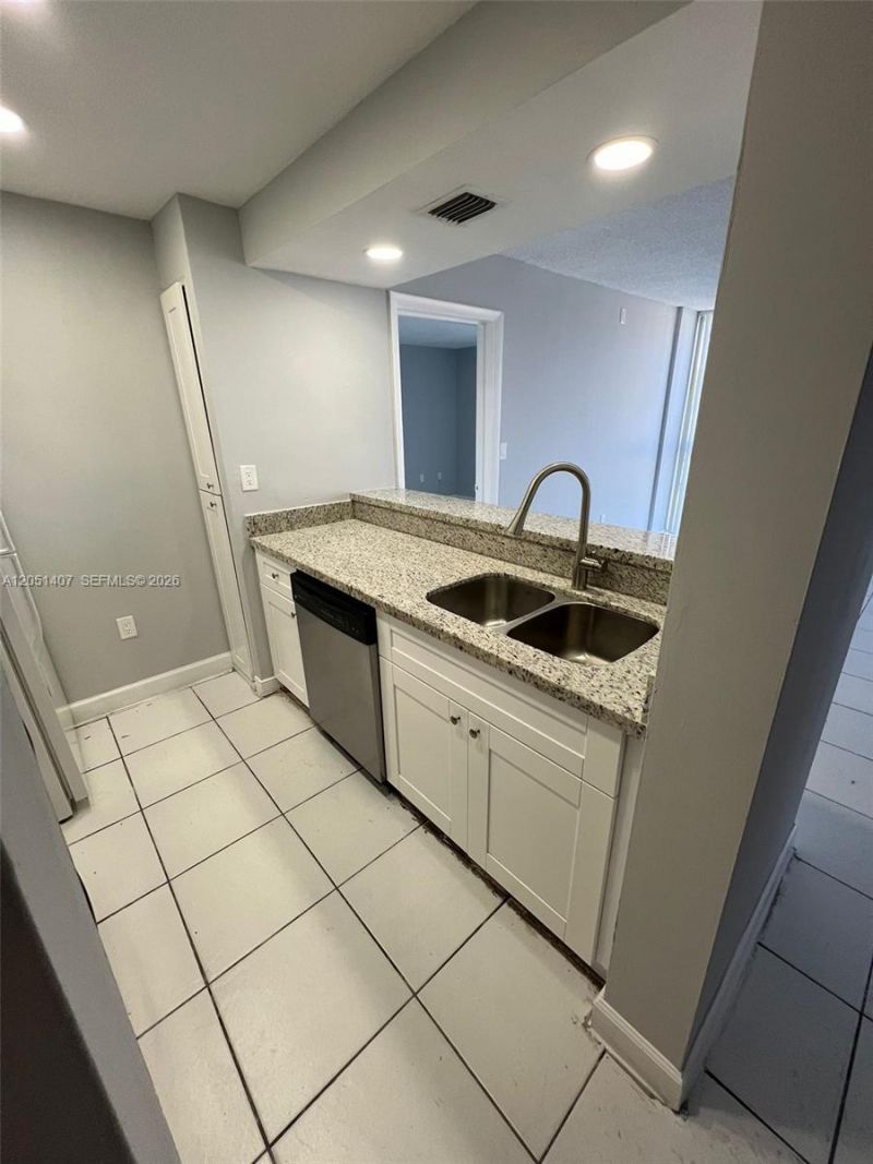 7035 NW 186th St , Unit D509, Hialeah, FL 33015 Photo