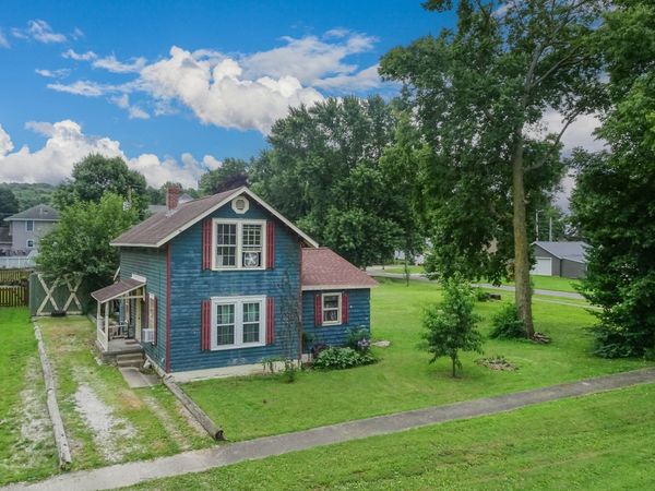 300 N Bogardus Street , Elkhart, IL 62634