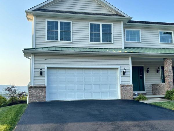 1803 Robinson Close , Moosic, PA 18507