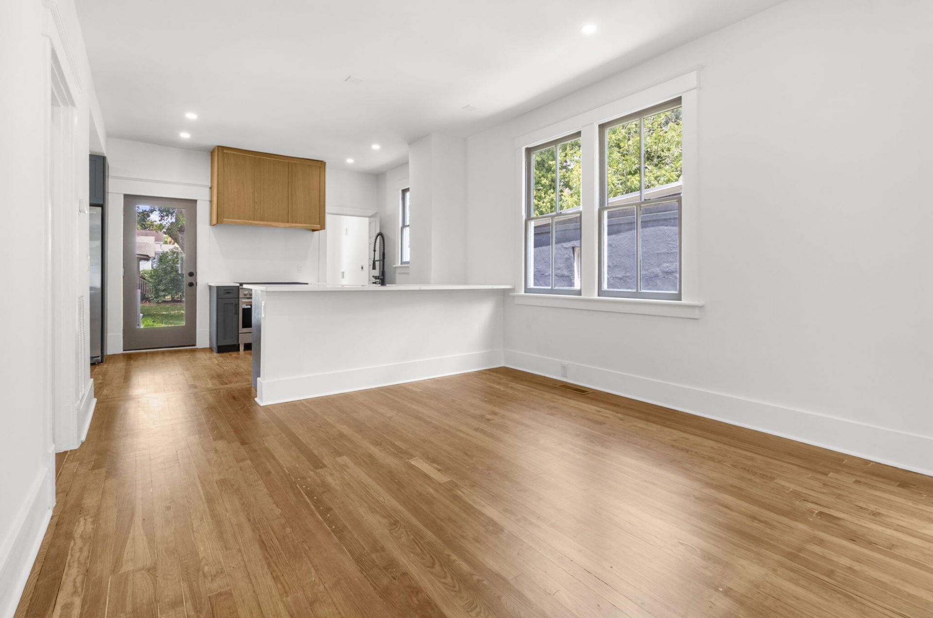 1135 King Street Photo 13