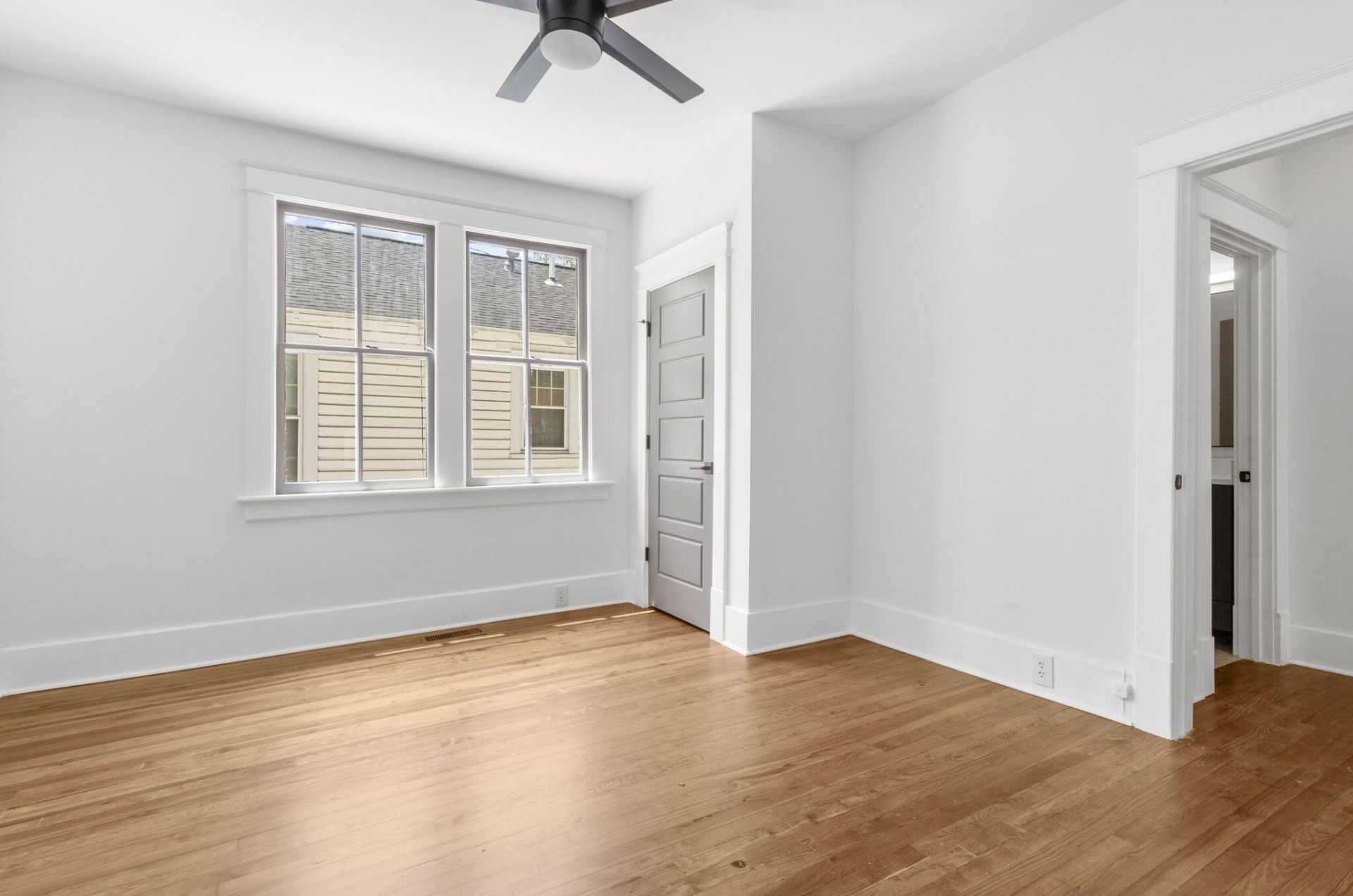 1135 King Street Photo 14