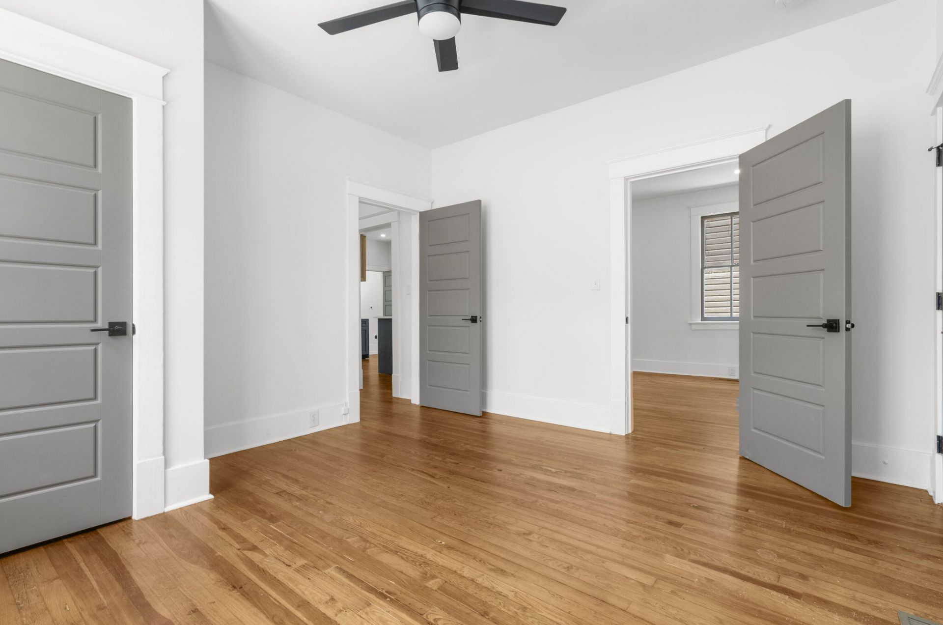 1135 King Street Photo 15