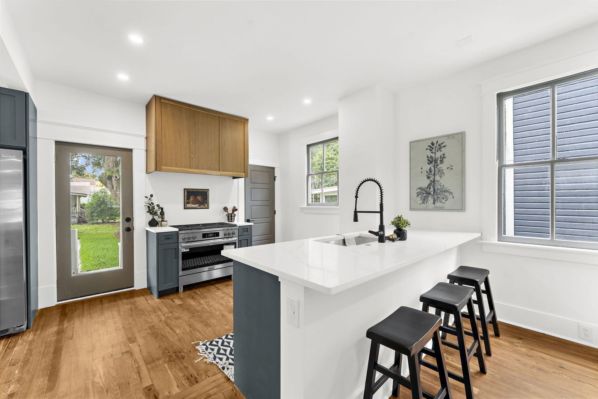 1135 King Street Photo 15