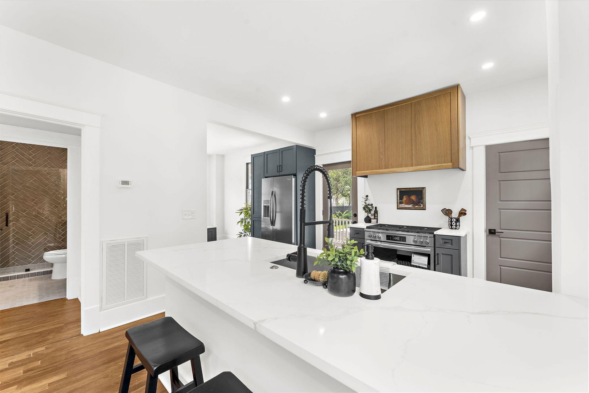 1135 King Street Photo 16