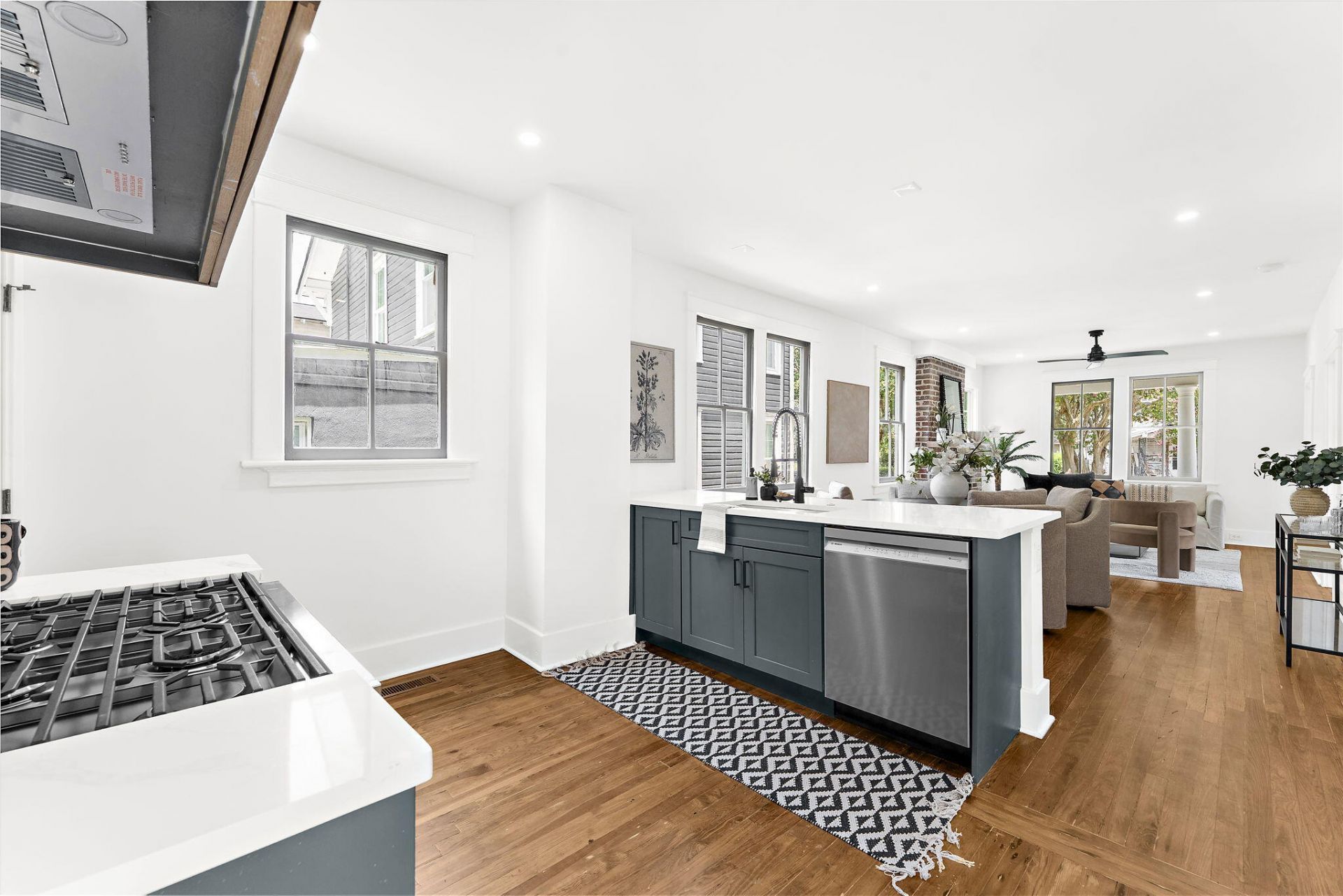 1135 King Street Photo 18