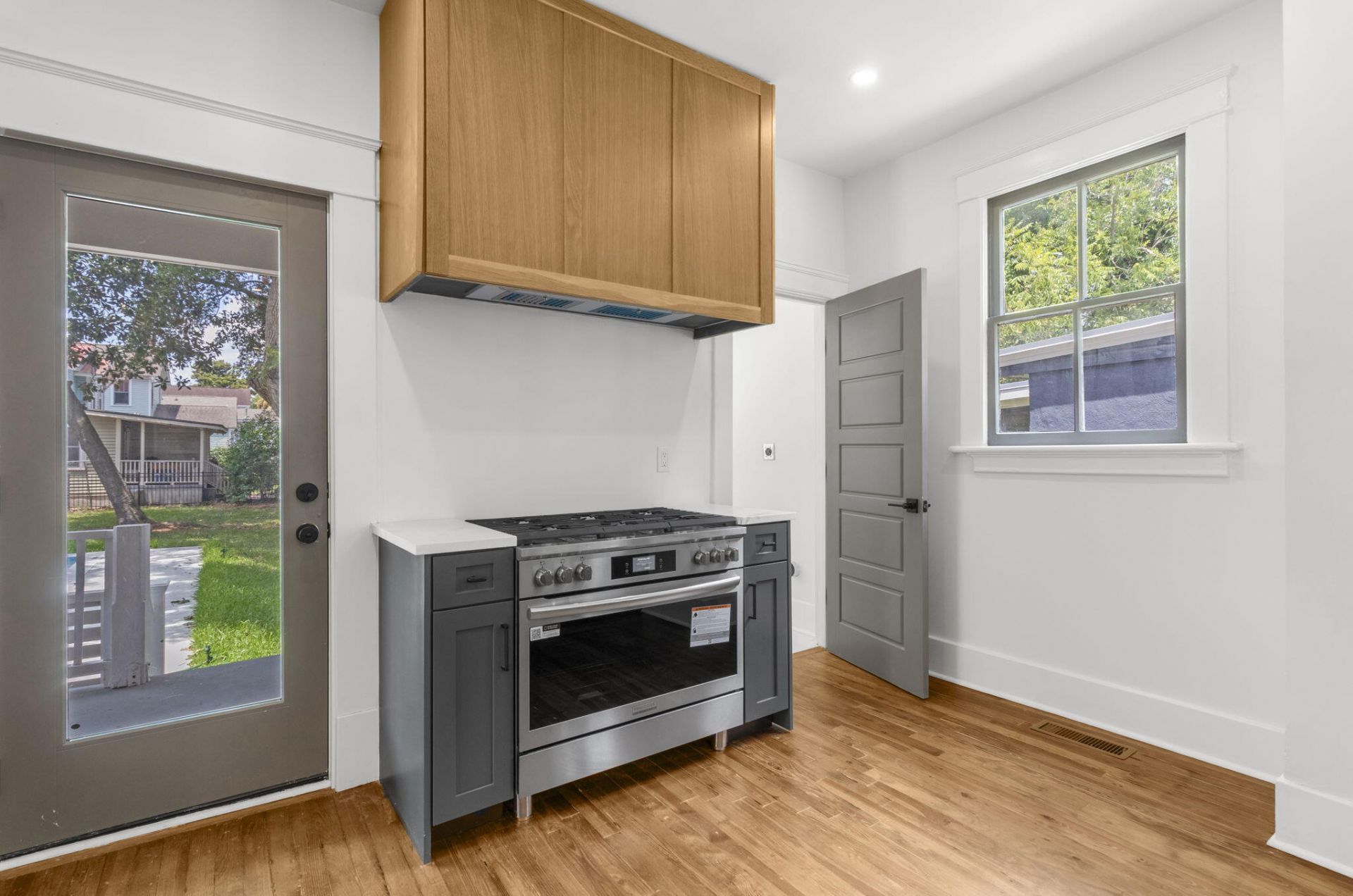 1135 King Street Photo 22