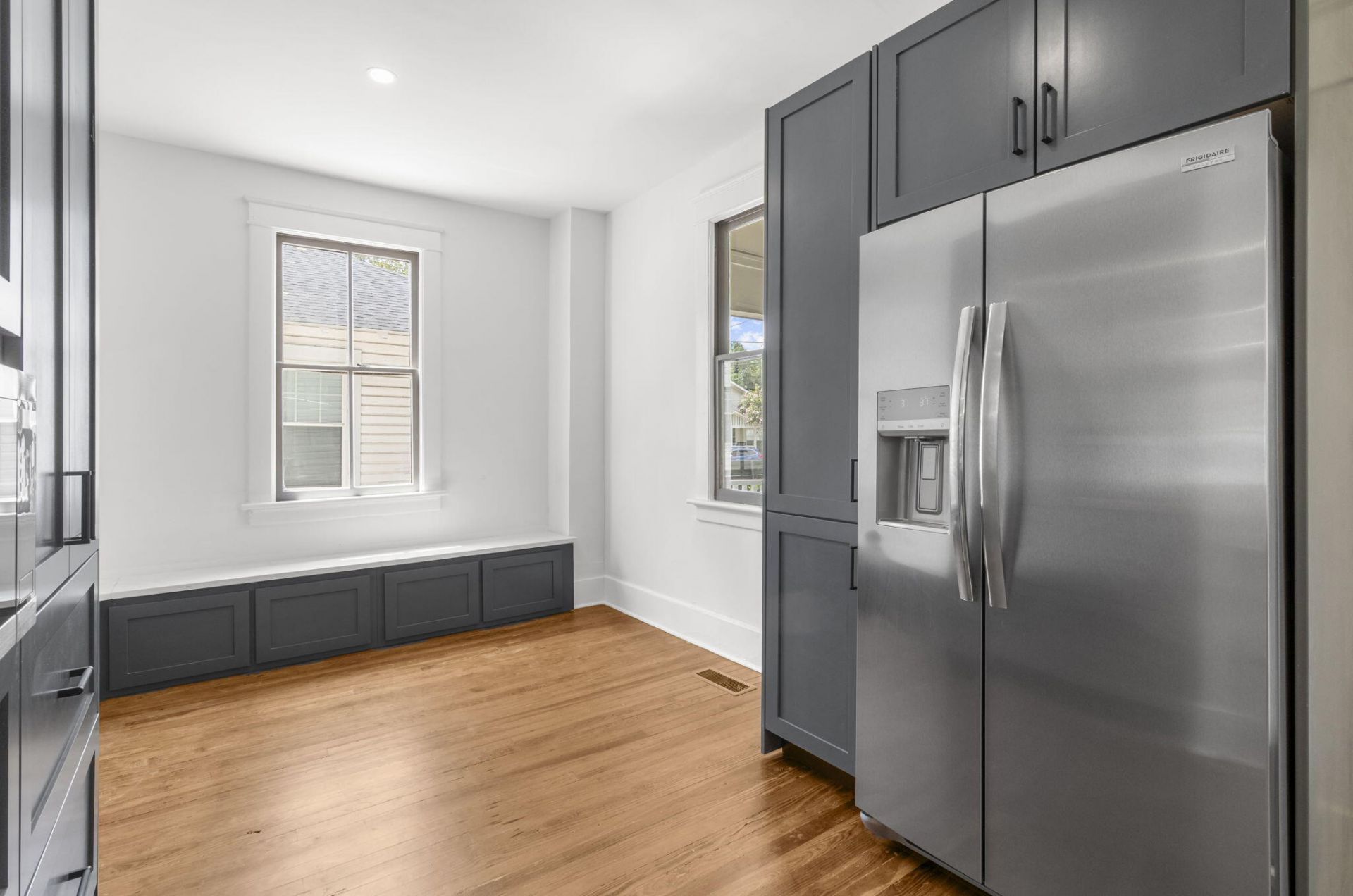 1135 King Street Photo 23