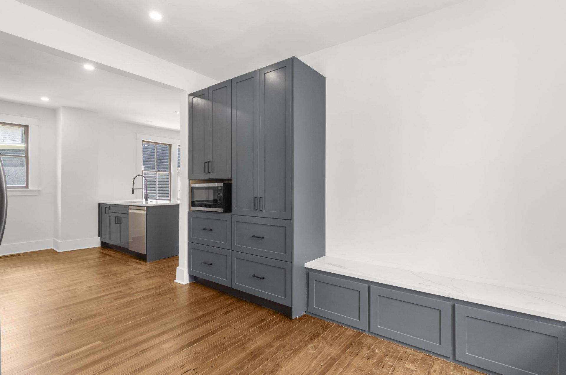 1135 King Street Photo 24