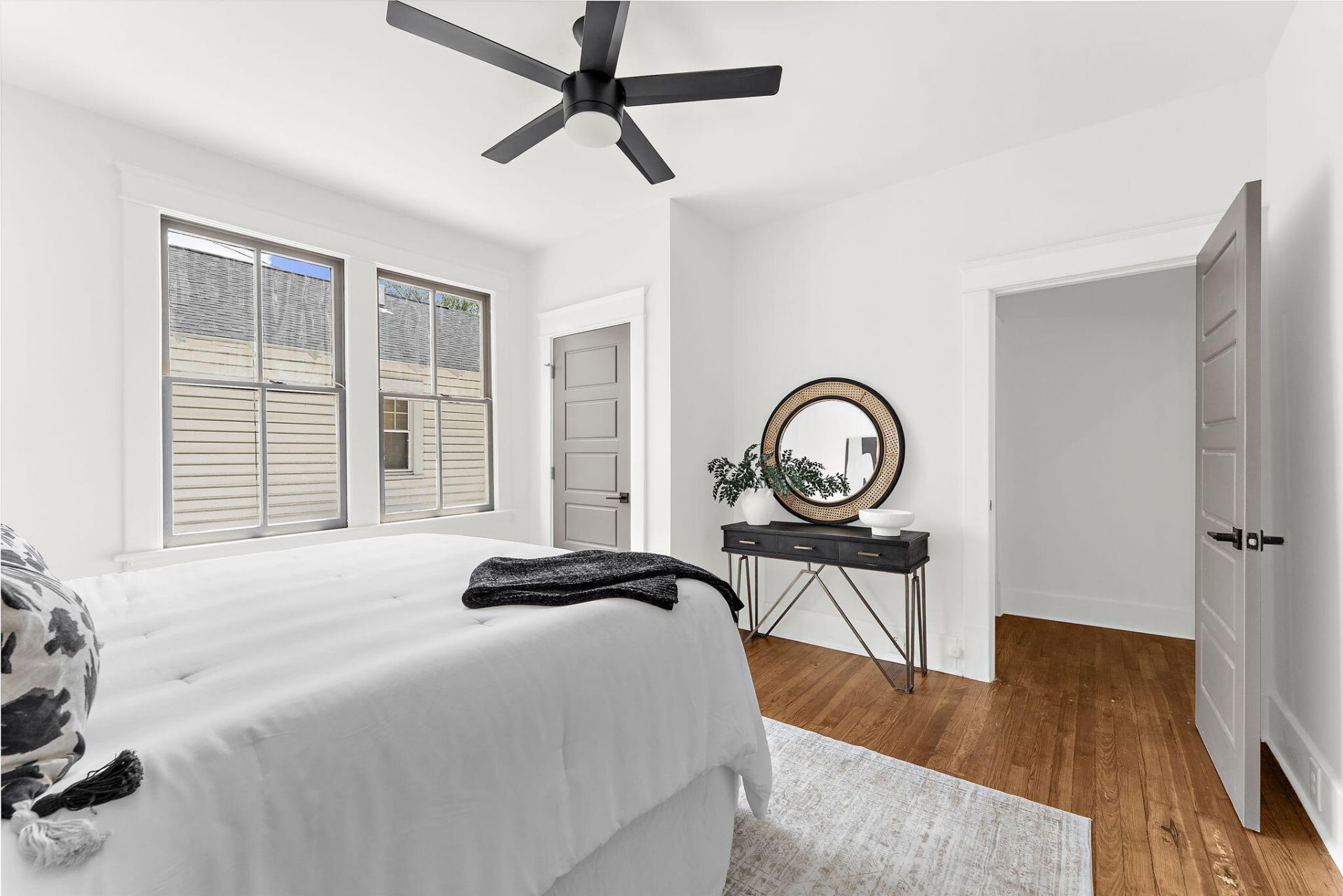 1135 King Street Photo 29