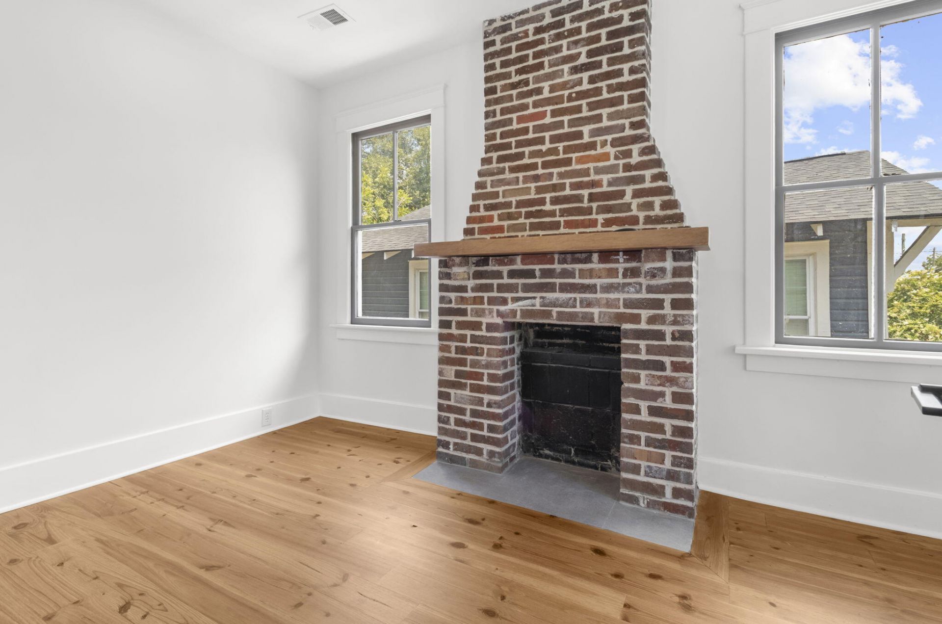 1135 King Street Photo 30