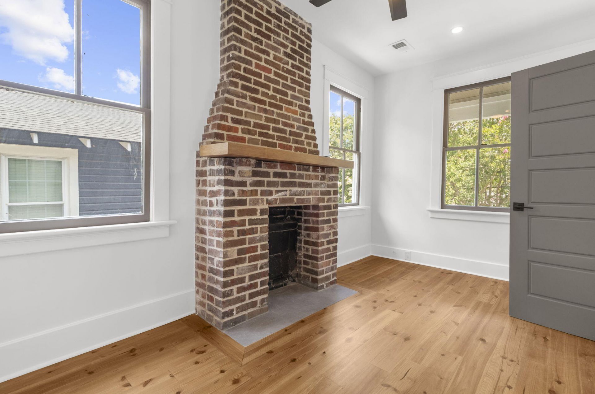 1135 King Street Photo 31